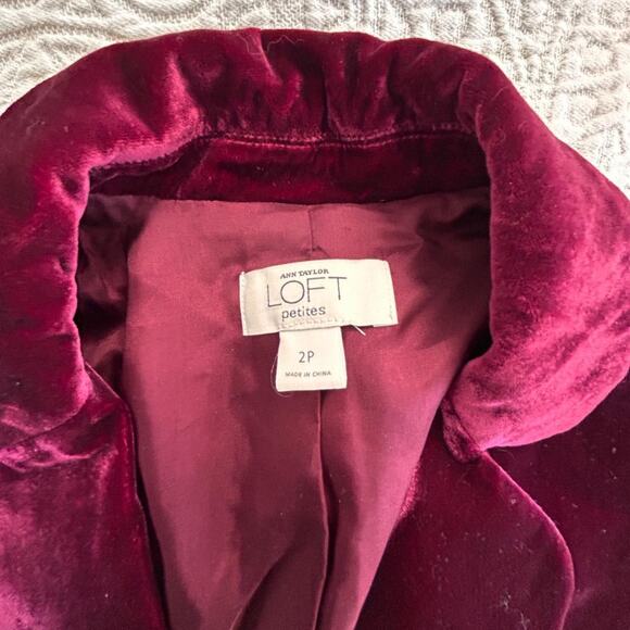 Ann Taylor Loft Velvet Blazer Burgundy size 2P Christmas/Holiday - Picture 2 of 4